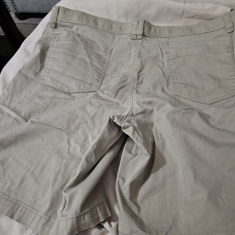 Riders by Lee Women's Tan Flat Front Shorts